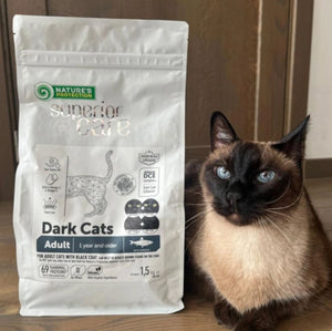 SUPERIOR CARE korn laus með síld fyrir fullorðna ketti með dökkan feld 1.5kg